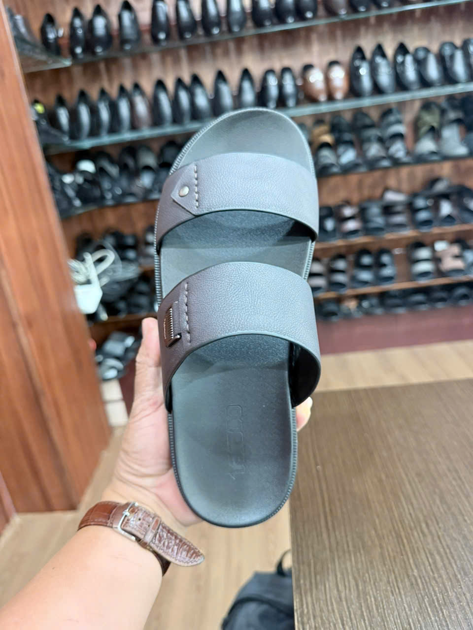 Dép da Taraco — mặt trên, quai da 2 tầng khâu chỉ