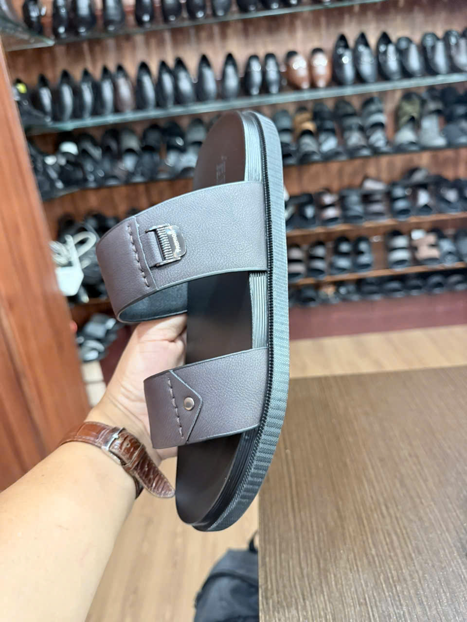 Dép da Taraco — nhìn nghiêng, đế đúc chắc chắn