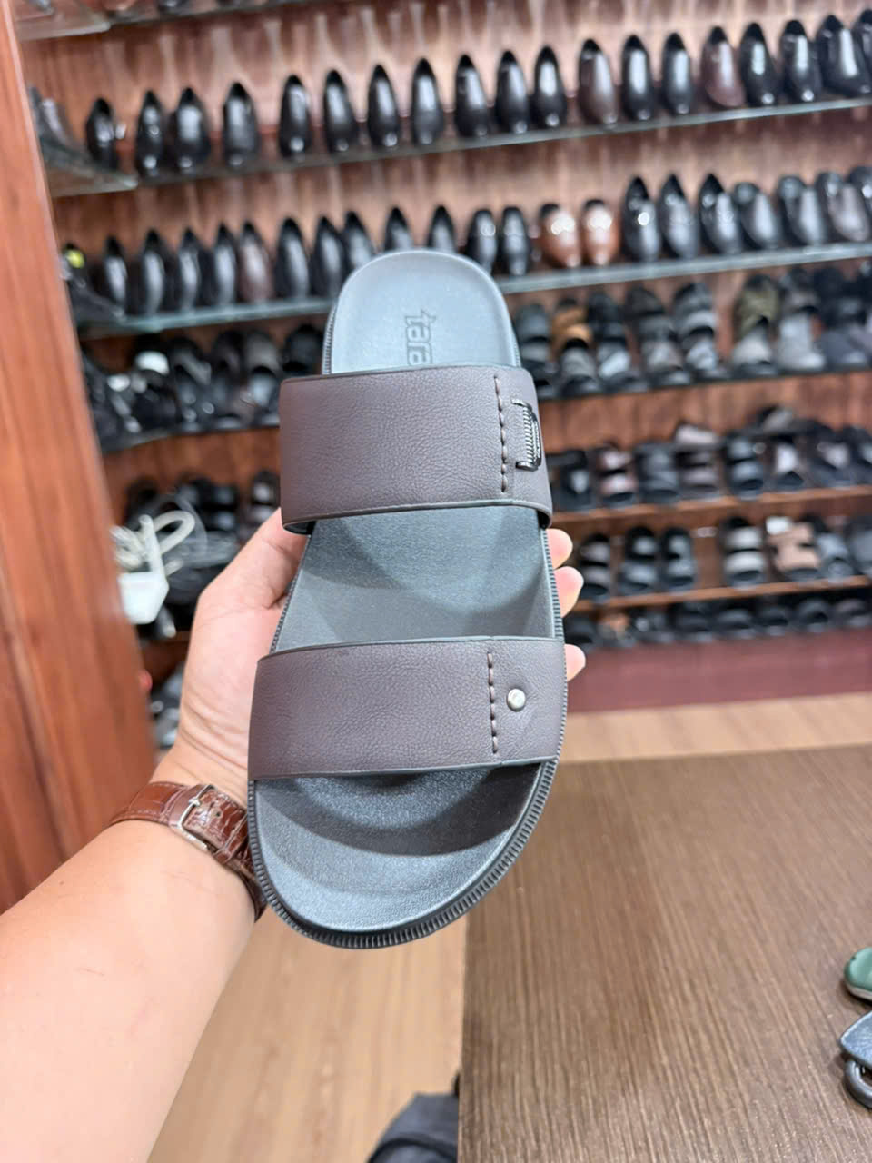 Dép da Taraco — lót in logo, đường may đều