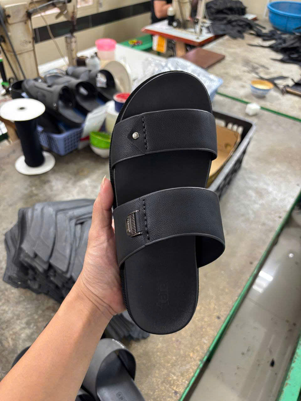 Dép da Taraco màu Đen — chụp tại xưởng