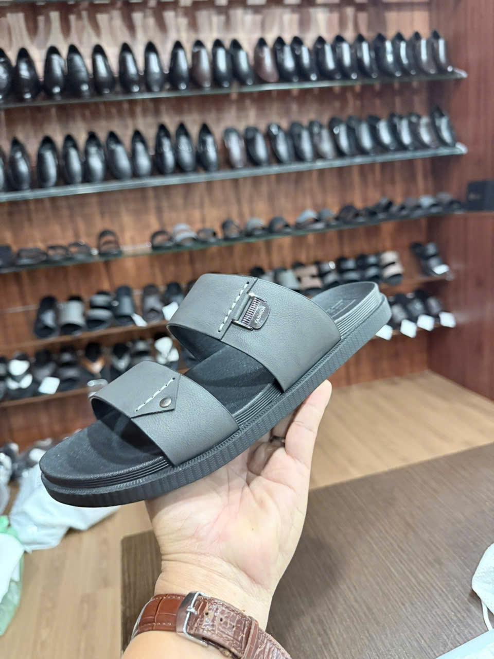 Dép da Taraco nhìn nghiêng — đế dày êm, quai da khâu chỉ nổi